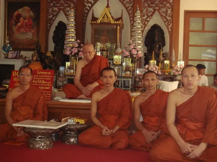 พระสงฆ์วัดกรดงาม