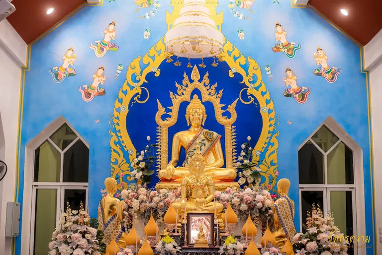 หลวงพ่อเจ้าสัวแสนล้าน พระประธานประจำอุโบสถ