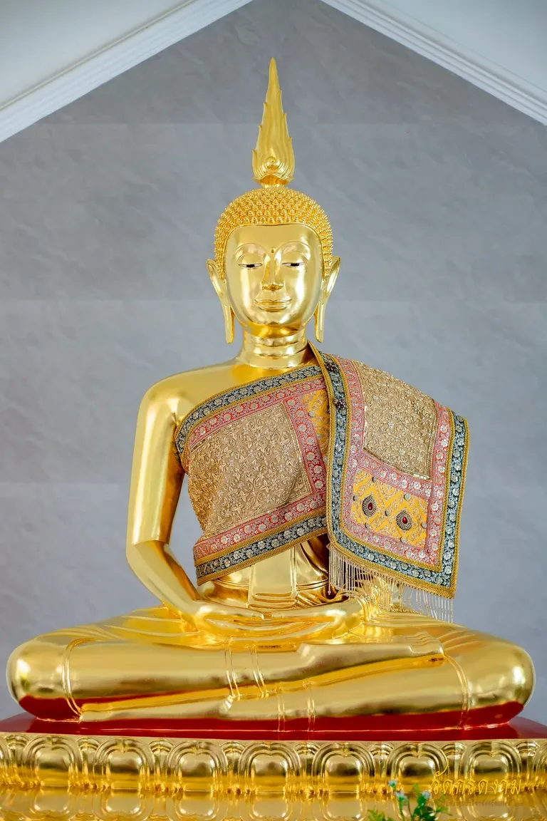 หลวงพ่อพบโชค พระประธานอาคารสัทธรรมวิหาร อุทยานธรรมเจดีย์วชิรมหาธาตุ