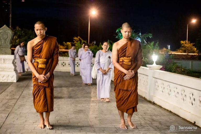 ภาพปฏิบัติธรรมช่วงเช้ามืด อุโบสถแบบพระราชทาน