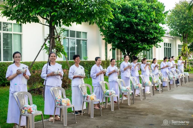 ตักบาตรพระสงฆ์