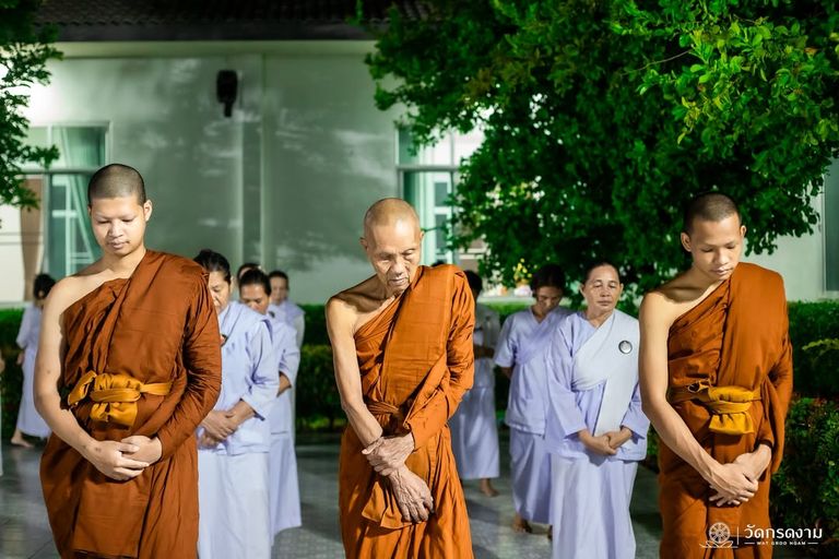 ภาพปฏิบัติธรรมช่วงเช้ามืด อุทยานธรรมเจดีย์วชิรมหาธาตุ