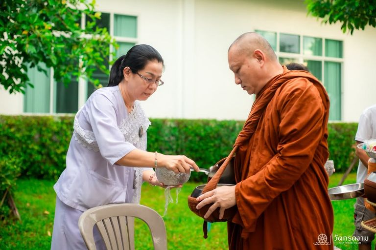 ตักบาตรพระสงฆ์
