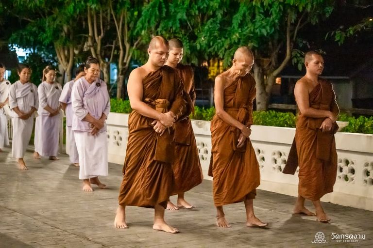 ภาพปฏิบัติธรรมช่วงเช้ามืด อุโบสถแบบพระราชทาน