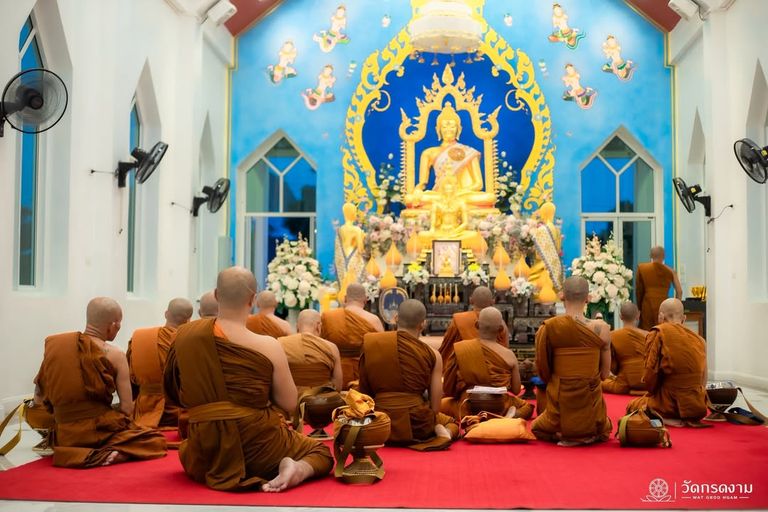 ตักบาตรพระสงฆ์ วันอาสาฬหบูชา