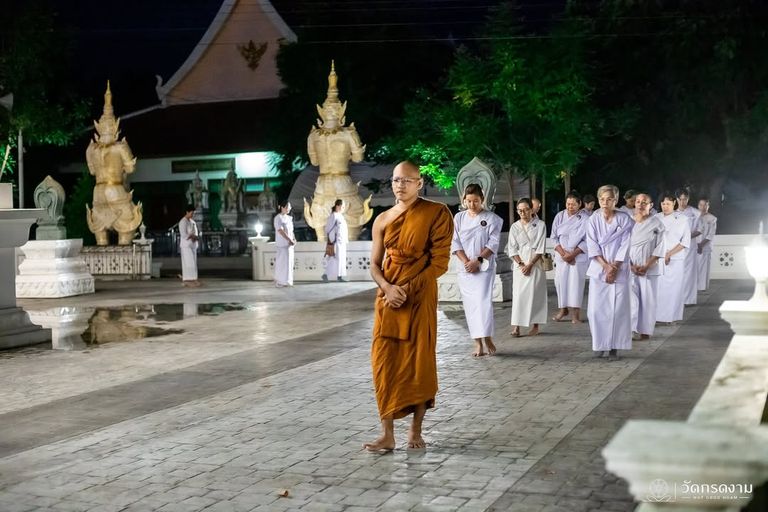 ภาพปฏิบัติธรรมช่วงเช้ามืด อุโบสถแบบพระราชทาน