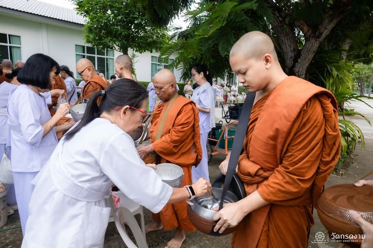 ตักบาตรพระสงฆ์