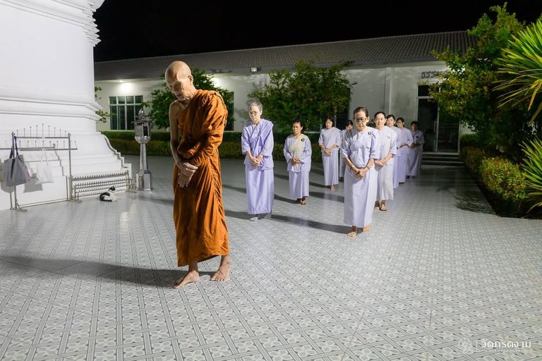 ภาพปฏิบัติธรรมช่วงเช้ามืด อุโบสถแบบพระราชทาน