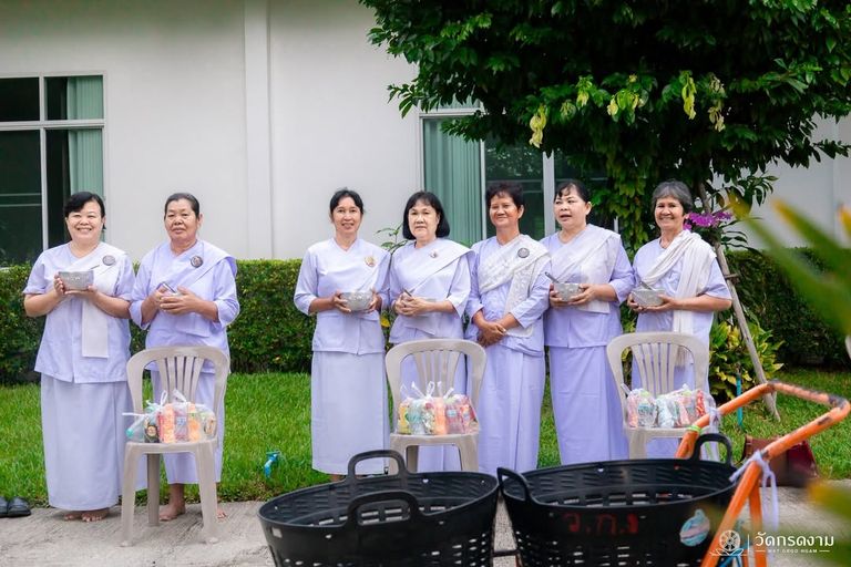 ตักบาตรพระสงฆ์