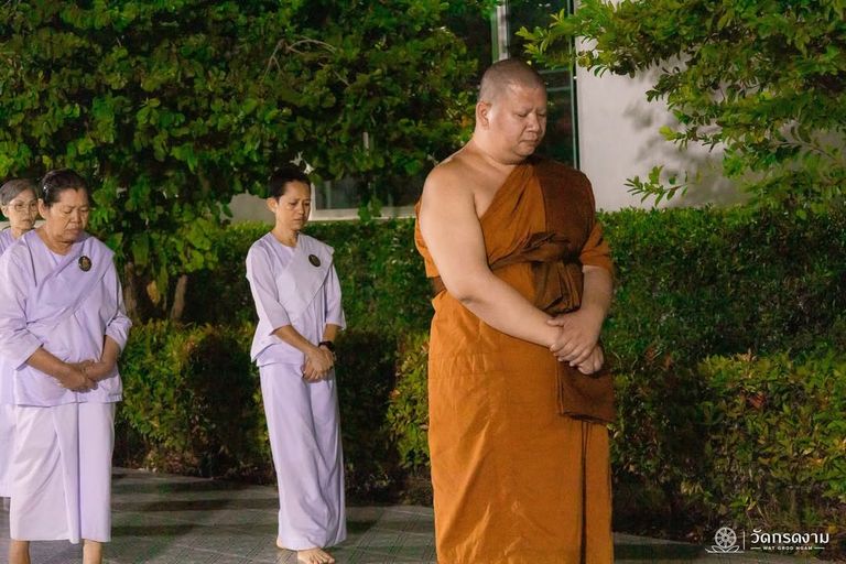 ภาพปฏิบัติธรรมช่วงเช้ามืด อุโบสถแบบพระราชทาน
