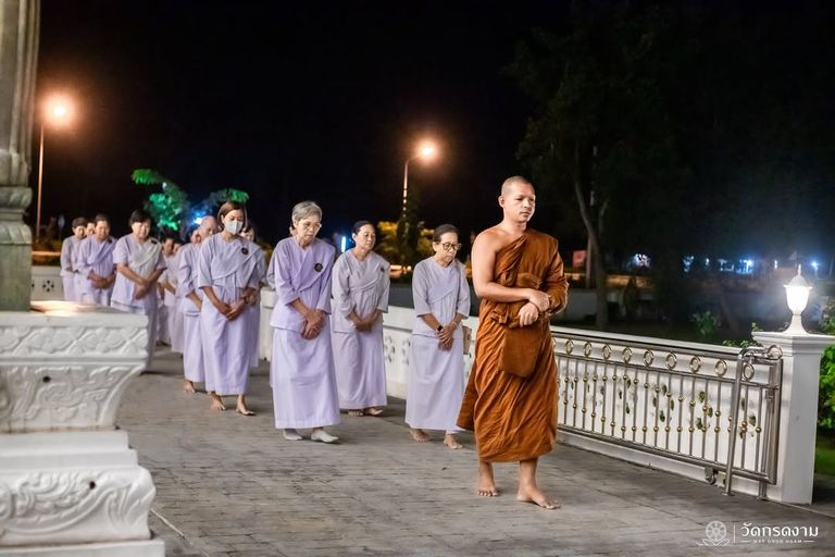 ภาพปฏิบัติธรรมช่วงเช้ามืด อุโบสถแบบพระราชทาน
