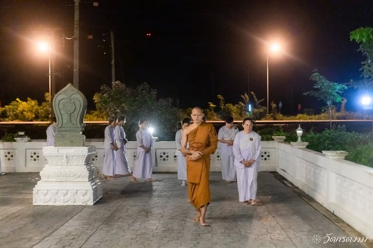 ภาพปฏิบัติธรรมช่วงเช้ามืด อุโบสถแบบพระราชทาน