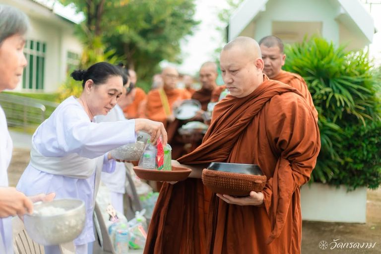ตักบาตรพระสงฆ์