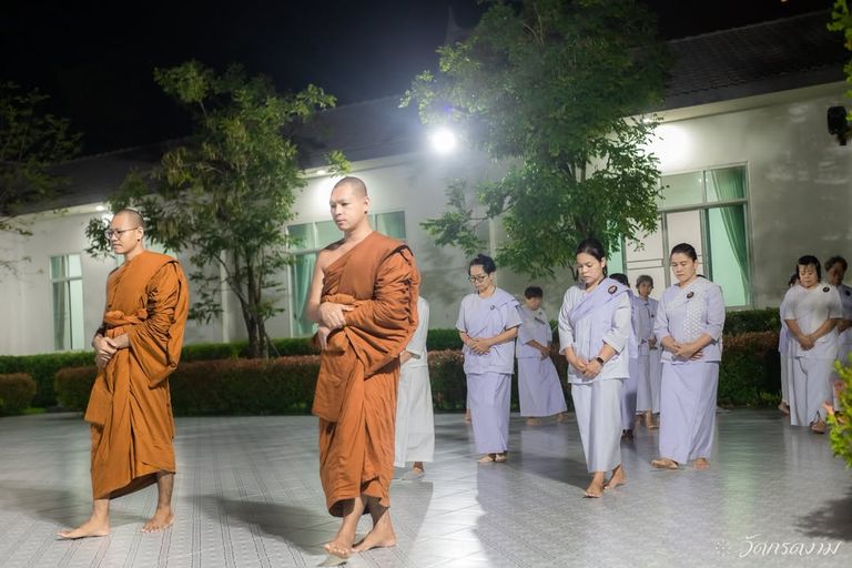 ภาพปฏิบัติธรรมช่วงเช้ามืด อุโบสถแบบพระราชทาน