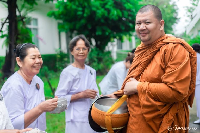 ตักบาตรพระสงฆ์