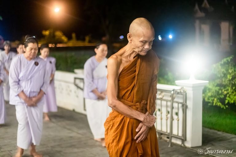 ภาพปฏิบัติธรรมช่วงเช้ามืด อุโบสถแบบพระราชทาน