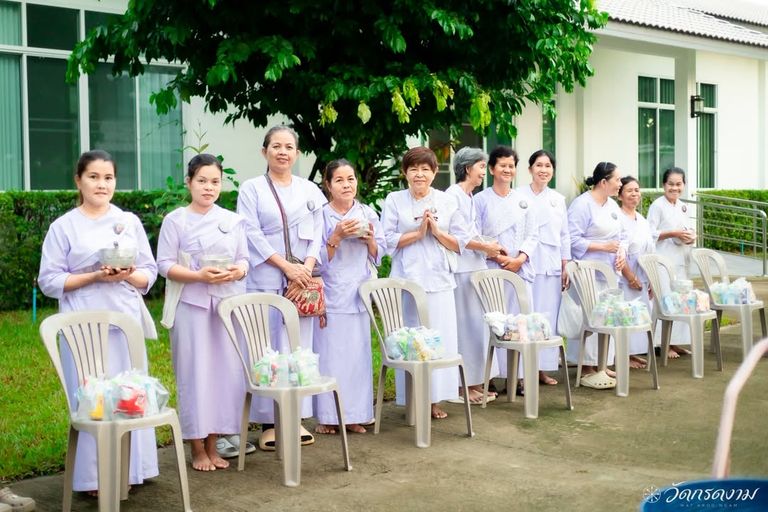 ตักบาตรพระสงฆ์