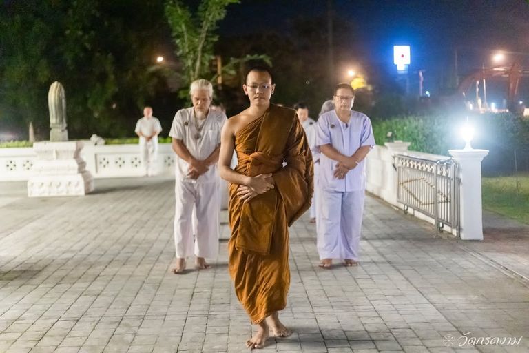 ภาพปฏิบัติธรรมช่วงเช้ามืด อุโบสถแบบพระราชทาน