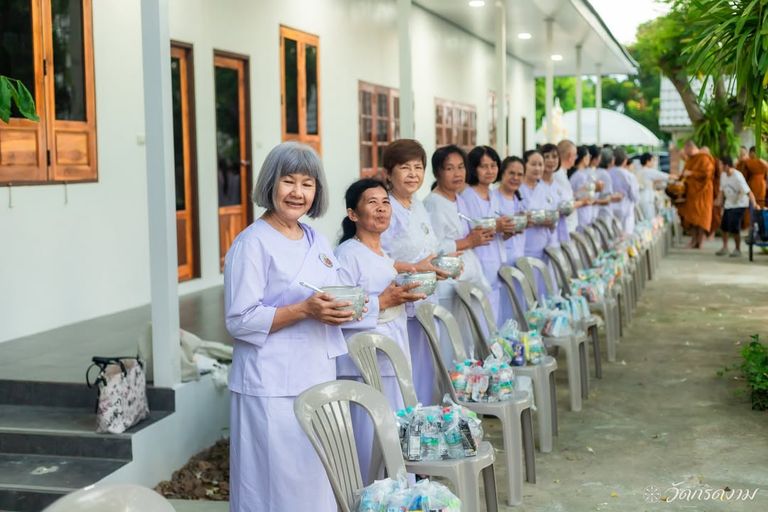 ตักบาตรพระสงฆ์