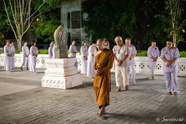 ภาพปฏิบัติธรรมช่วงเช้ามืด อุโบสถแบบพระราชทาน