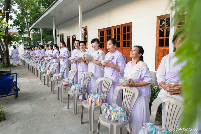 ตักบาตรพระสงฆ์
