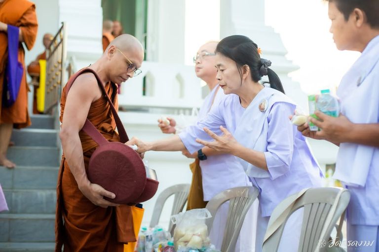 ภาพตักบาตรวันออกพรรษา