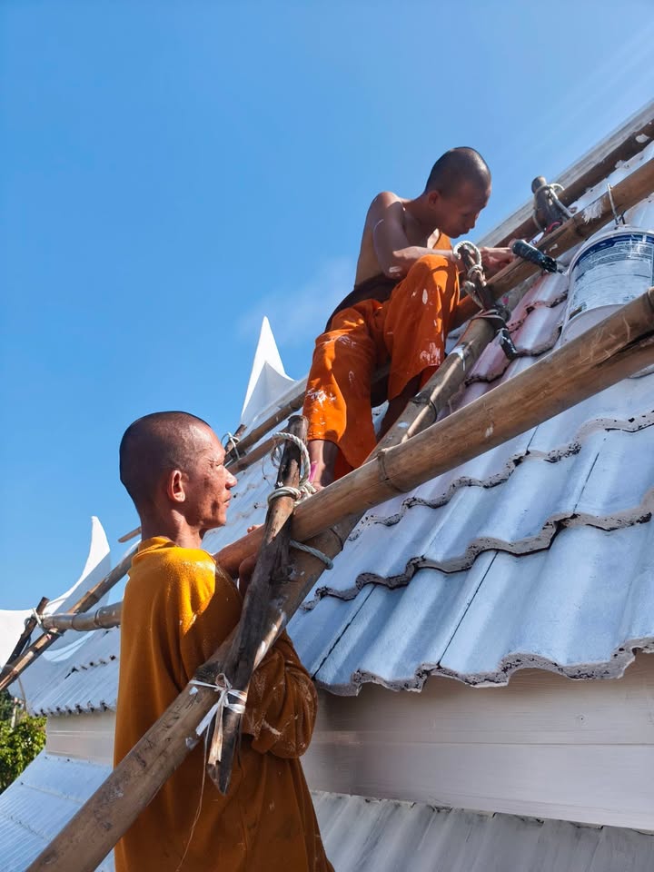 พระสงฆ์วัดกรดงาม ร่วมกันทาสีบูรณะซุ้มประตูทางเข้าวัด เพื่อปรับปรุงภูมิทัศน์ให้สวยงาม สะอา…